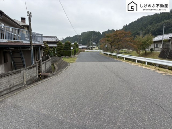 甲賀市信楽町多羅尾、中古一戸建ての前面道路を含む現地写真画像です