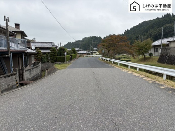 甲賀市信楽町多羅尾、中古一戸建ての前面道路を含む現地写真画像です
