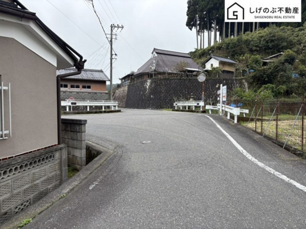 甲賀市信楽町多羅尾、中古一戸建ての前面道路を含む現地写真画像です