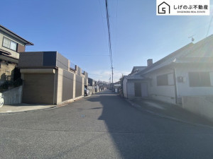 甲賀市水口町下山、中古一戸建ての前面道路を含む現地写真画像です