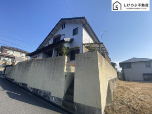 甲賀市水口町下山、中古一戸建ての前面道路を含む現地写真画像です