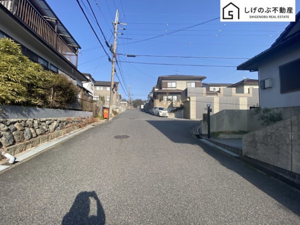 甲賀市水口町下山、中古一戸建ての前面道路を含む現地写真画像です