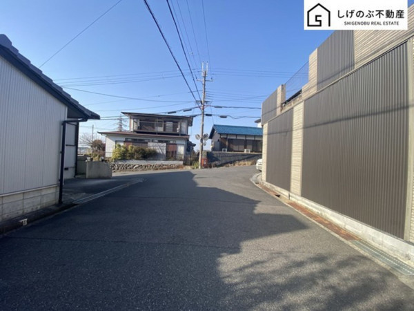 甲賀市水口町下山、中古一戸建ての前面道路を含む現地写真画像です