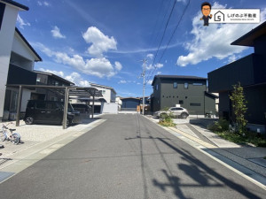 甲賀市甲南町野田、中古一戸建ての前面道路を含む現地写真画像です