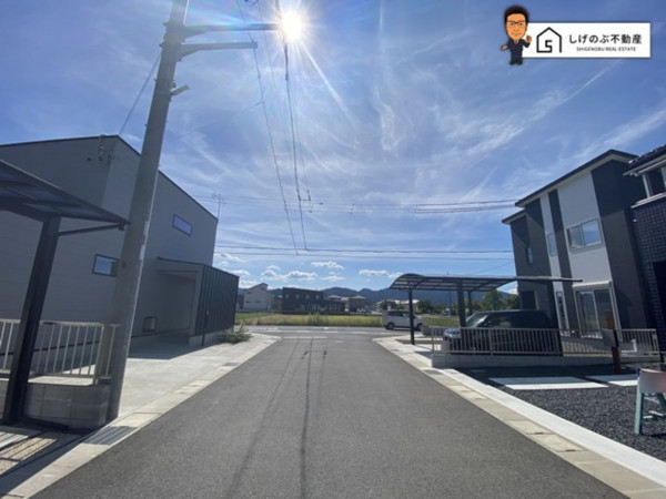 甲賀市甲南町野田、中古一戸建ての前面道路を含む現地写真画像です