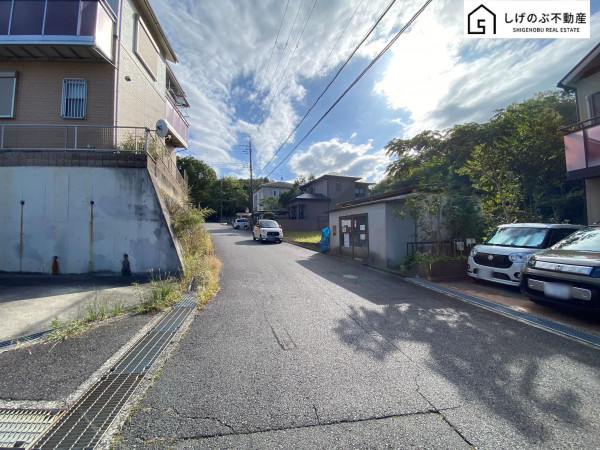 湖南市吉永、中古一戸建ての前面道路を含む現地写真画像です