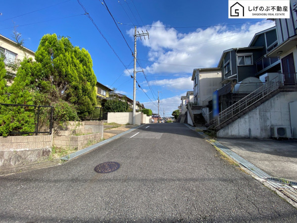 湖南市吉永、中古一戸建ての前面道路を含む現地写真画像です