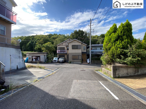 湖南市吉永、中古一戸建ての前面道路を含む現地写真画像です