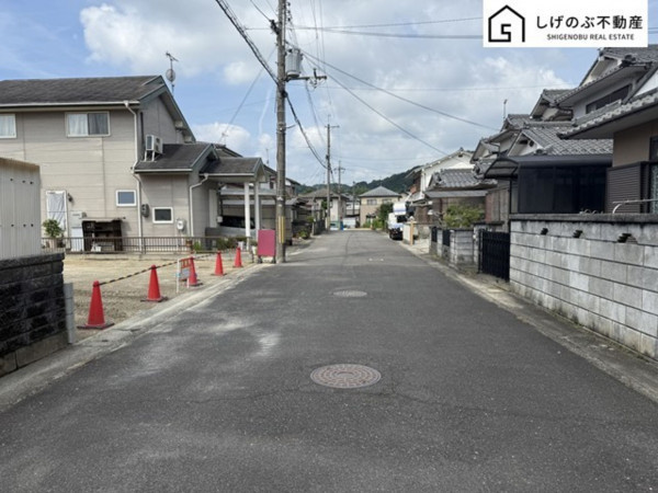 湖南市岩根、土地の前面道路を含む現地写真画像です