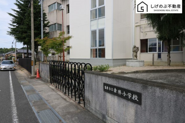 栗東市荒張、土地の小学校画像です