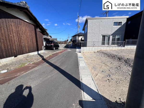 草津市南笠町、土地の前面道路を含む現地写真画像です