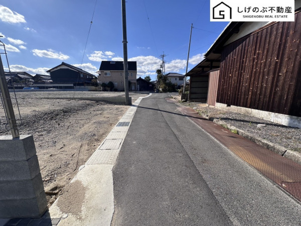 草津市南笠町、土地の前面道路を含む現地写真画像です