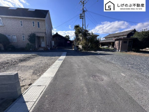 草津市南笠町、土地の前面道路を含む現地写真画像です