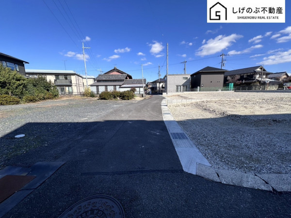 草津市南笠町、土地の前面道路を含む現地写真画像です