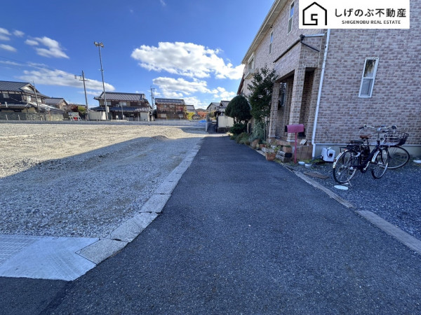草津市南笠町、土地の前面道路を含む現地写真画像です