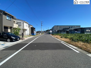 栗東市林、中古一戸建ての前面道路を含む現地写真画像です