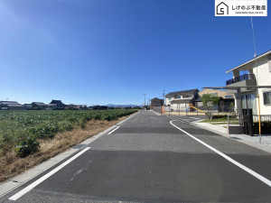 栗東市林、中古一戸建ての前面道路を含む現地写真画像です
