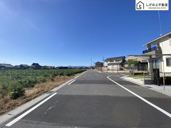栗東市林、中古一戸建ての前面道路を含む現地写真画像です