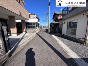 草津市矢橋町、中古一戸建ての前面道路を含む現地写真画像です