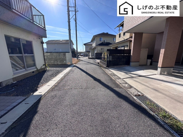 草津市矢橋町、中古一戸建ての前面道路を含む現地写真画像です
