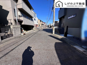 草津市矢橋町、新築一戸建ての前面道路を含む現地写真画像です