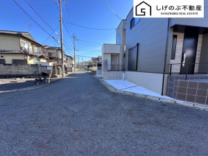 草津市矢橋町、新築一戸建ての前面道路を含む現地写真画像です