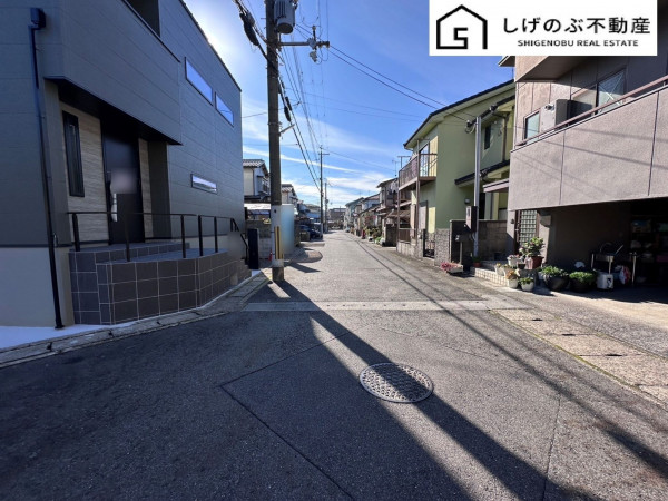 草津市矢橋町、新築一戸建ての前面道路を含む現地写真画像です
