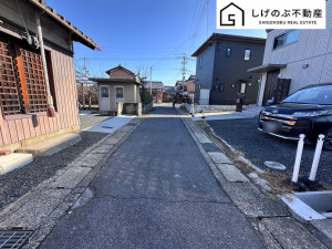 草津市矢橋町、中古一戸建ての前面道路を含む現地写真画像です