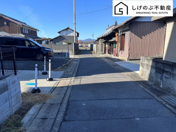 草津市矢橋町、中古一戸建ての前面道路を含む現地写真画像です