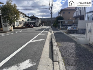 草津市追分、中古一戸建ての前面道路を含む現地写真画像です