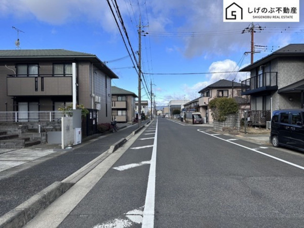 草津市追分、中古一戸建ての前面道路を含む現地写真画像です