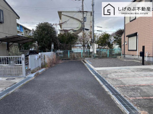 草津市西渋川、中古一戸建ての前面道路を含む現地写真画像です