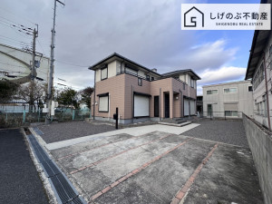 草津市西渋川、中古一戸建ての駐車場画像です