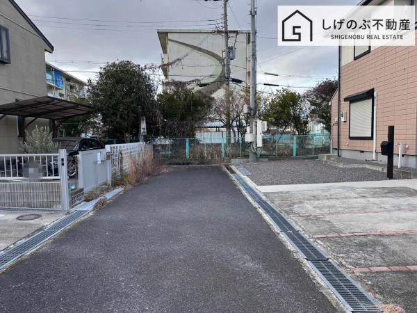 草津市西渋川、中古一戸建ての前面道路を含む現地写真画像です