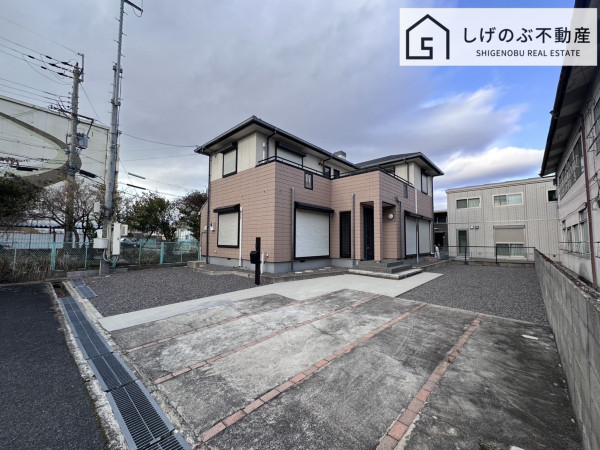草津市西渋川、中古一戸建ての駐車場画像です