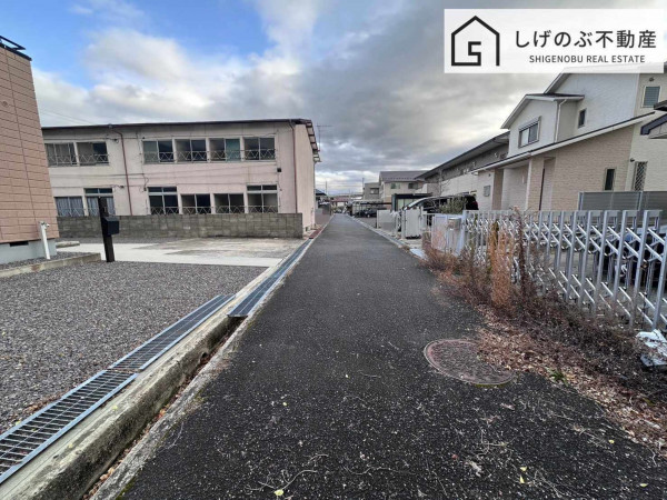 草津市西渋川、中古一戸建ての前面道路を含む現地写真画像です