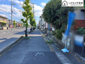 草津市上笠、中古一戸建ての前面道路を含む現地写真画像です