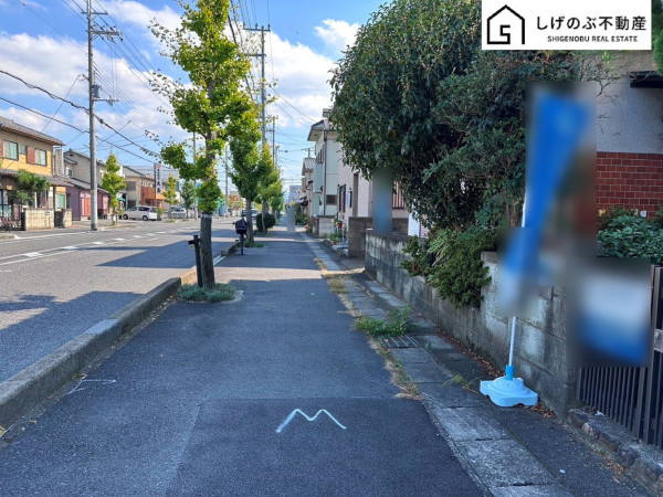 草津市上笠、中古一戸建ての前面道路を含む現地写真画像です