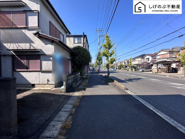 草津市上笠、中古一戸建ての前面道路を含む現地写真画像です