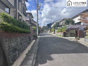 草津市若草、中古一戸建ての前面道路を含む現地写真画像です