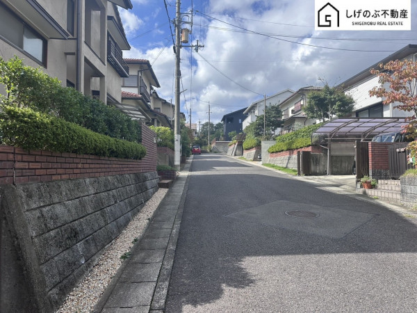 草津市若草、中古一戸建ての前面道路を含む現地写真画像です