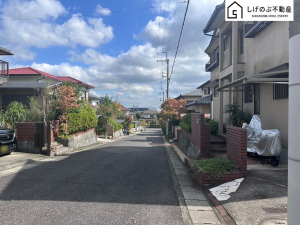 草津市若草、中古一戸建ての前面道路を含む現地写真画像です