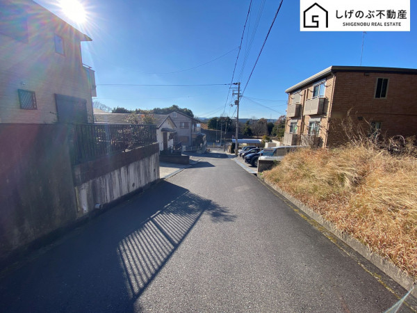 甲賀市水口町山、土地の前面道路を含む現地写真画像です