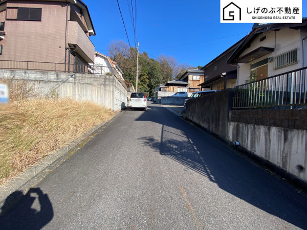 甲賀市水口町山、土地の前面道路を含む現地写真画像です