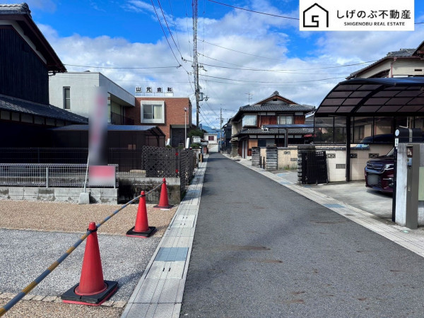 草津市木川町、中古一戸建ての前面道路を含む現地写真画像です