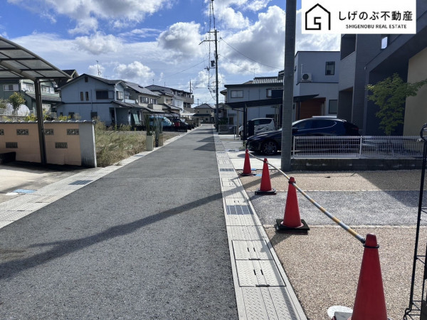 草津市木川町、中古一戸建ての前面道路を含む現地写真画像です