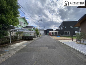 栗東市御園、中古一戸建ての前面道路を含む現地写真画像です