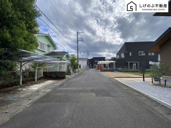 栗東市御園、中古一戸建ての前面道路を含む現地写真画像です