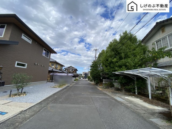 栗東市御園、中古一戸建ての前面道路を含む現地写真画像です