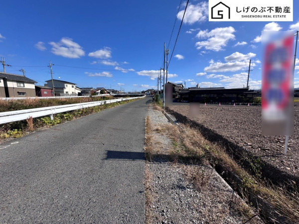 草津市南笠町、土地の前面道路を含む現地写真画像です